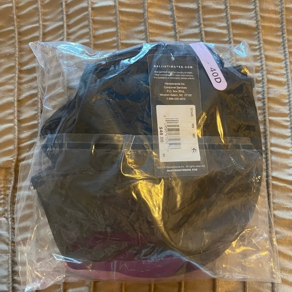 Bali - NEW - One Smooth U Ultra Light Underwire Bra. Black. 40D
